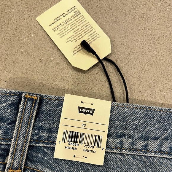 Levi’s 80’s mom shorts - Picture 6 of 6